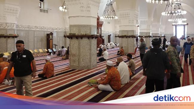 Doa Masuk dan Keluar Masjid Lengkap dengan Artinya