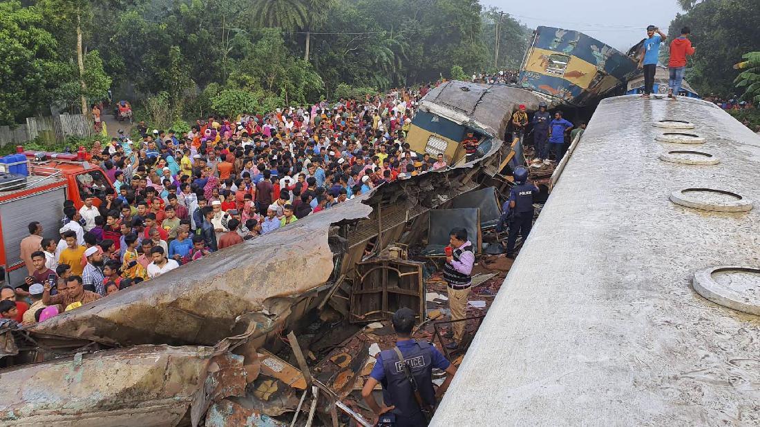 Foto-foto Tabrakan Kereta Di Bangladesh Yang Tewaskan 15 Orang