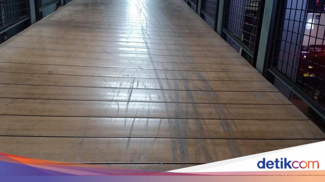 Penampakan Lantai Kayu JPO yang Rusak Gara-gara Skuter Listrik
