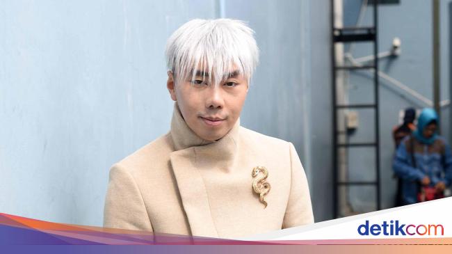 Ketika Baju Roy Kiyoshi Disebut Mirip Karung Goni Ketika Baju Roy Kiyoshi Disebut Mirip Karung Goni
