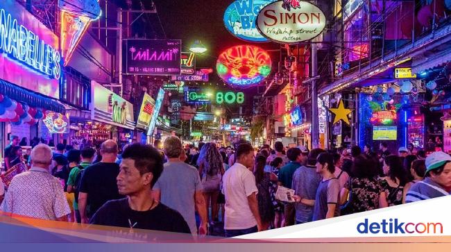 Raba-raba Bokong Pacar Orang, Bule Dikeroyok Massa di Thailand