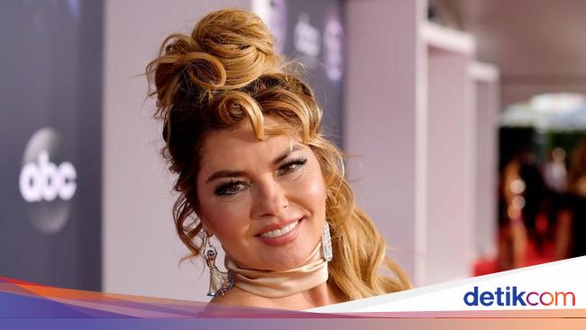 Shania Twain is comfortable taking topless photos at age 57, she doesn’t want to hide behind her clothes