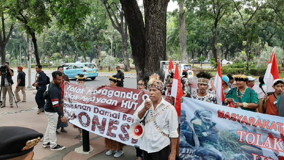 Demo Di Depan Kemenko Polhukam, Massa Bawa Spanduk 'Tolak HUT OPM'