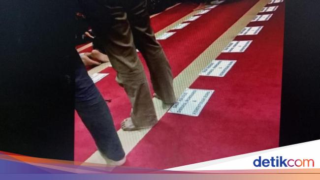 Viral Foto 'Saf Salat Dikaveling', Kementerian BUMN: Hoax! - Detiknews