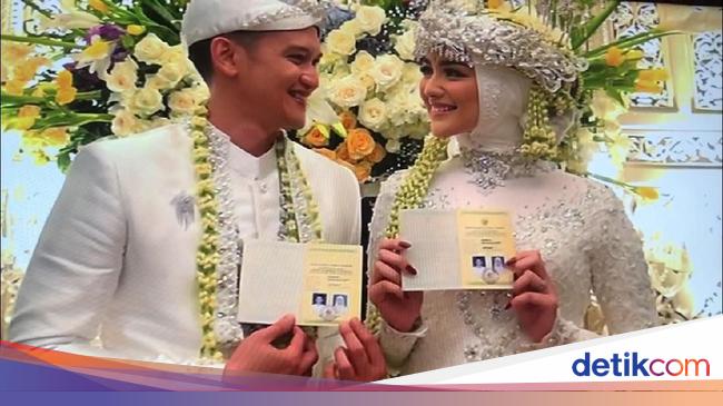 Sah Rezky Aditya Dan Citra Kirana Pamer Buku Nikah