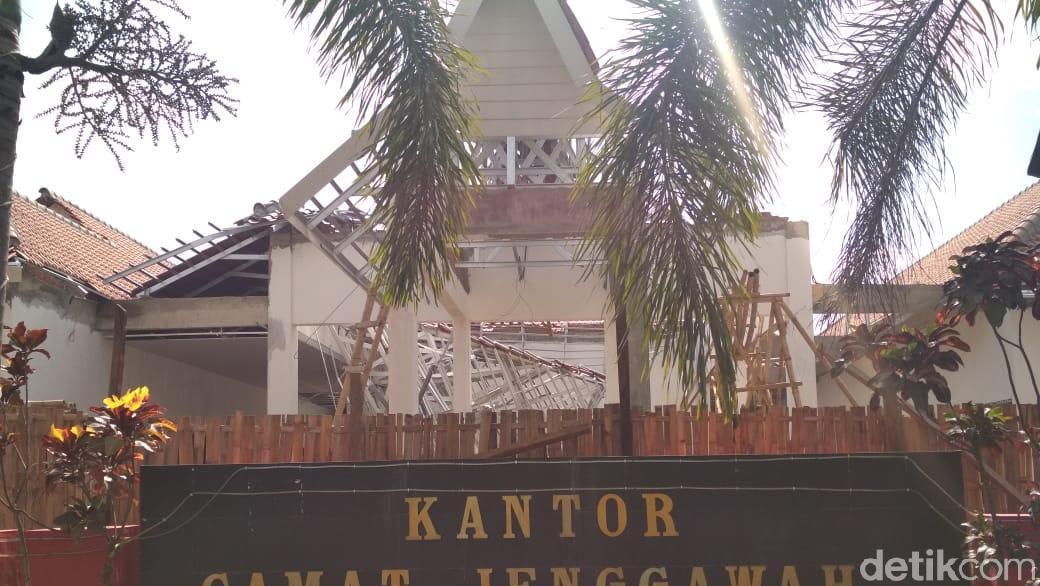 Atap Kantor Kecamatan Di Jember Ambruk Timpa Pekerja Saat Direnovasi