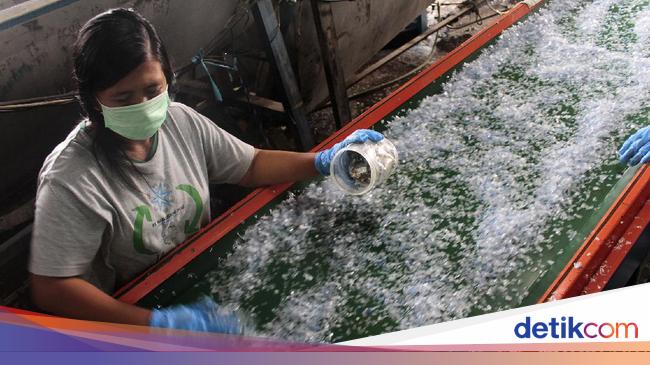 Melihat Proses Daur Ulang Botol Plastik  Air Kemasan