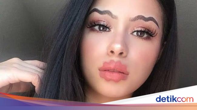  Foto  Penampakan Para Wanita  dengan Bibir Keriting yang 