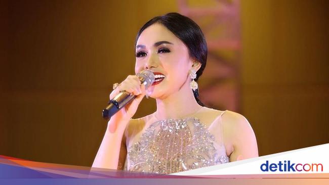 Tampil dengan Rambut Panjang Penampilan Yuni Shara Manglingi Tampil dengan Rambut Panjang Penampilan Yuni Shara Manglingi