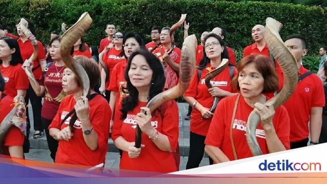 Unik! Alat Musik dari Tanduk Rusa Meriahkan Christmas Carol di Bundaran HI