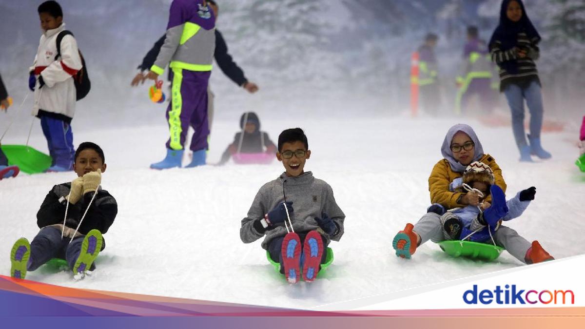 Foto Keseruan Bermain Salju di Trans Snow World Bintaro Saat Libur Imlek