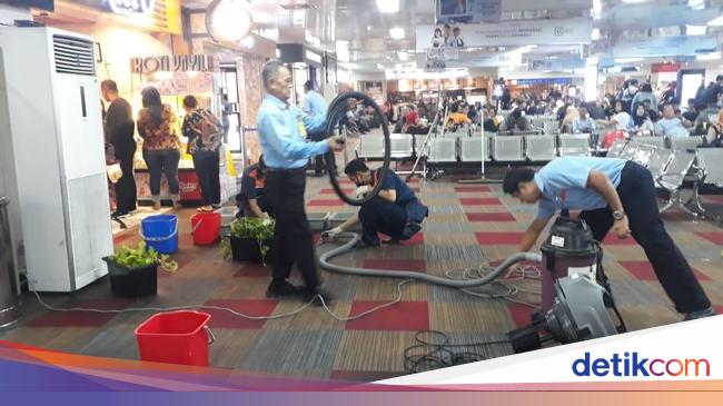 Atap Ruang Tunggu Bandara Halim Bocor