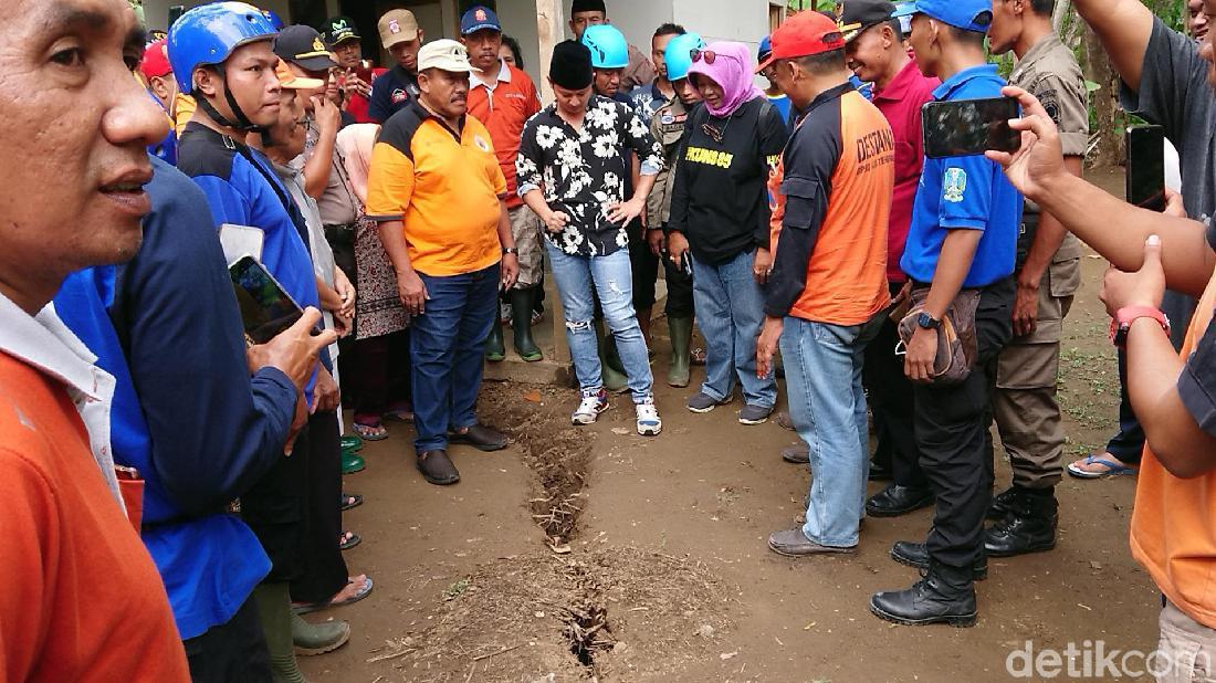 16 Bangunan Retak Dampak Tanah Gerak, Ini Langkah Bupati Trenggalek