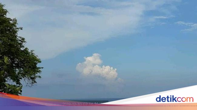 Gunung Anak Krakatau Kembali Erupsi, Semburan Abu Capai 2.000 Meter - detikNews