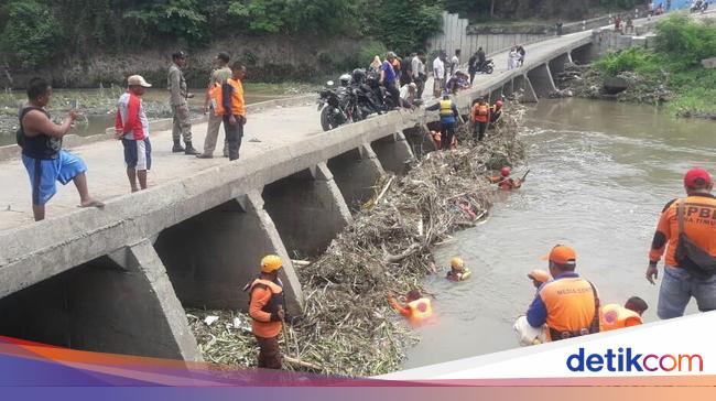 Tim SAR Sisir Sungai Sampean Baru Cari Pemotor Bondowoso yang Hilang - Detiknews