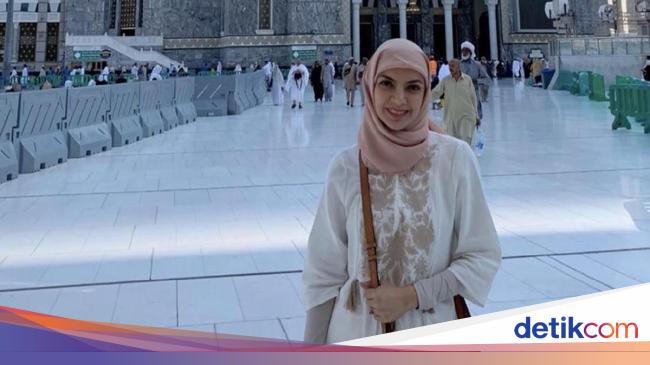 Gaya Najwa Shihab Pakai Hijab Saat Umrah Di Akhir Tahun 2019 