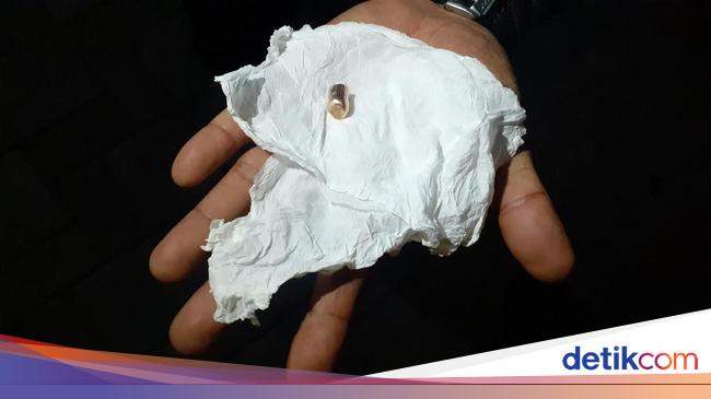Warga Makassar Kaget Plafon Rumah Tiba-tiba Berlubang-Ada Peluru Jatuh - detikNews