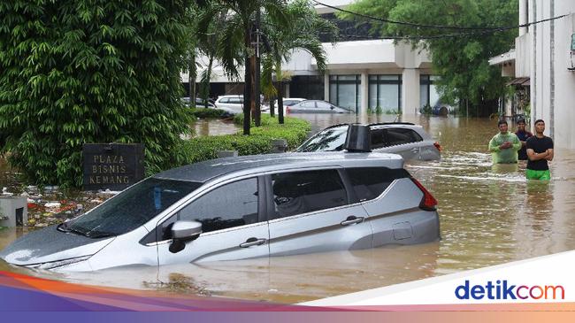 8 Langkah Menyelamatkan Mobil yang Terendam Banjir
