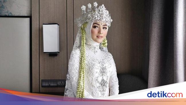 15 Inspirasi Model Kebaya Pengantin Hijab Modern yang Elegan 15 Inspirasi Model Kebaya Pengantin Hijab Modern yang Elegan