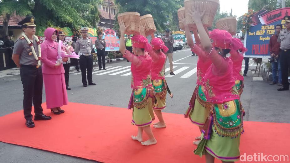 Tari Boran Sambut Pergantian Kapolres Lamongan Yang Baru