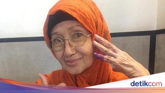 Pakai Wig Ade Irawan Kenang Saat Jadi Artis Sebelum Meninggal