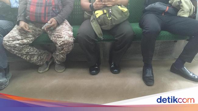 Duduk Ngangkang dan Kompetitifnya Pencarian Tempat Duduk di KRL