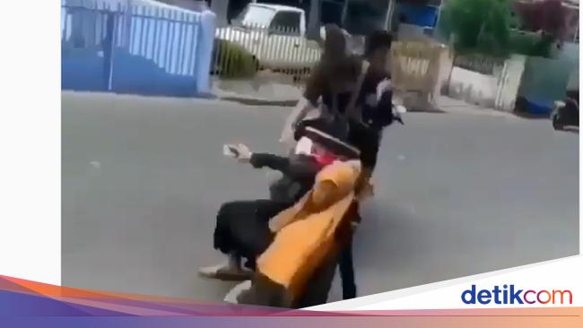 Bertiga Naik Motor Boncenger Belakang Jatuh Terjungkal