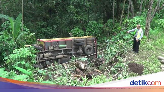Jalan di Pasuruan Ambles Truk Muat Kayu Sengon Jatuh ke Jalan di Pasuruan Ambles Truk Muat Kayu Sengon Jatuh ke