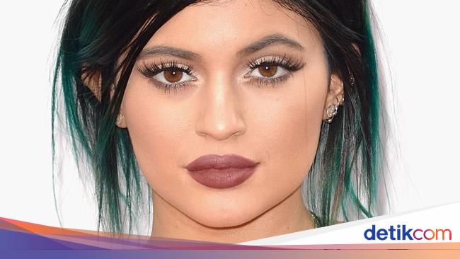 Kris dan Kylie Jenner Produksi Hand Sanitizer untuk Dibagikan ke Tenaga Medis - Wolipop