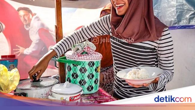 Lulusan S1 Gadis Manis Ini Lebih Memilih Jualan Nasi Sayur 