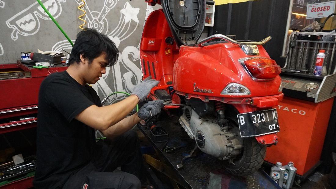 Dear Scooterist, Ini Cara Merawat Vespa Saat Musim Hujan