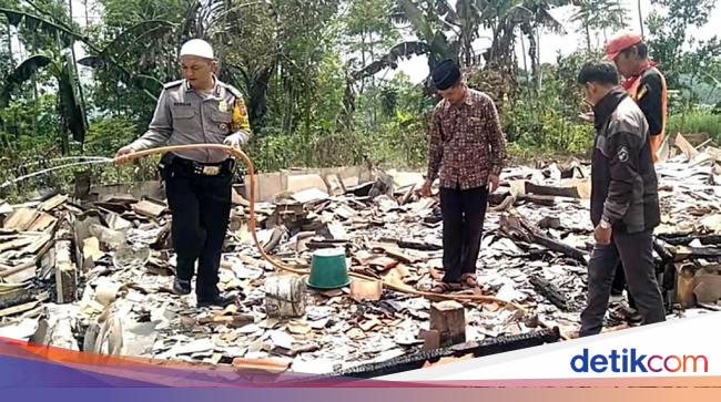 Diduga Korsleting Listrik, Rumah Panggung di Sukabumi Ludes Terbakar - Detiknews