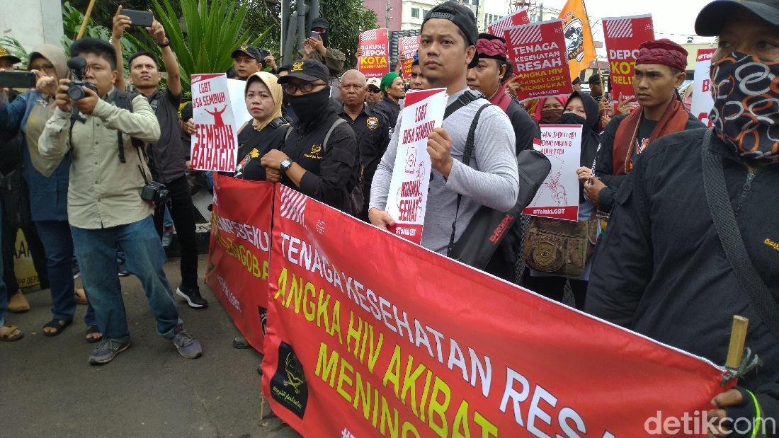 Demo Tolak LGBT Di Kantor Walkot, Massa: Jangan Sampai Depok Turun Azab!