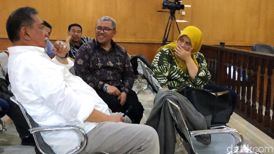 Saat Aher, Demiz Dan Neneng Bersaksi Di Sidang Meikarta