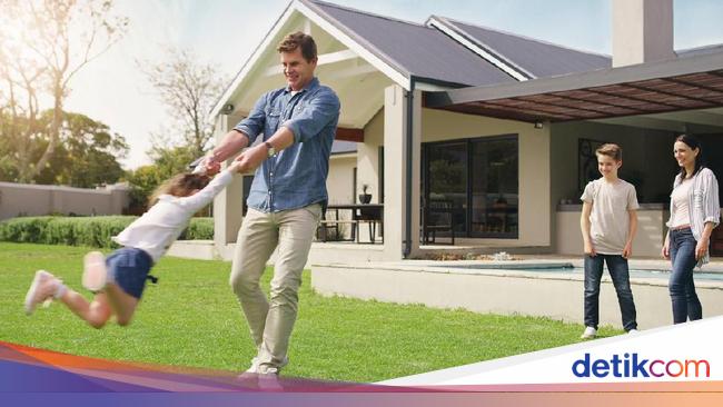 keluarga AS berkumpul di halaman rumah yang luas