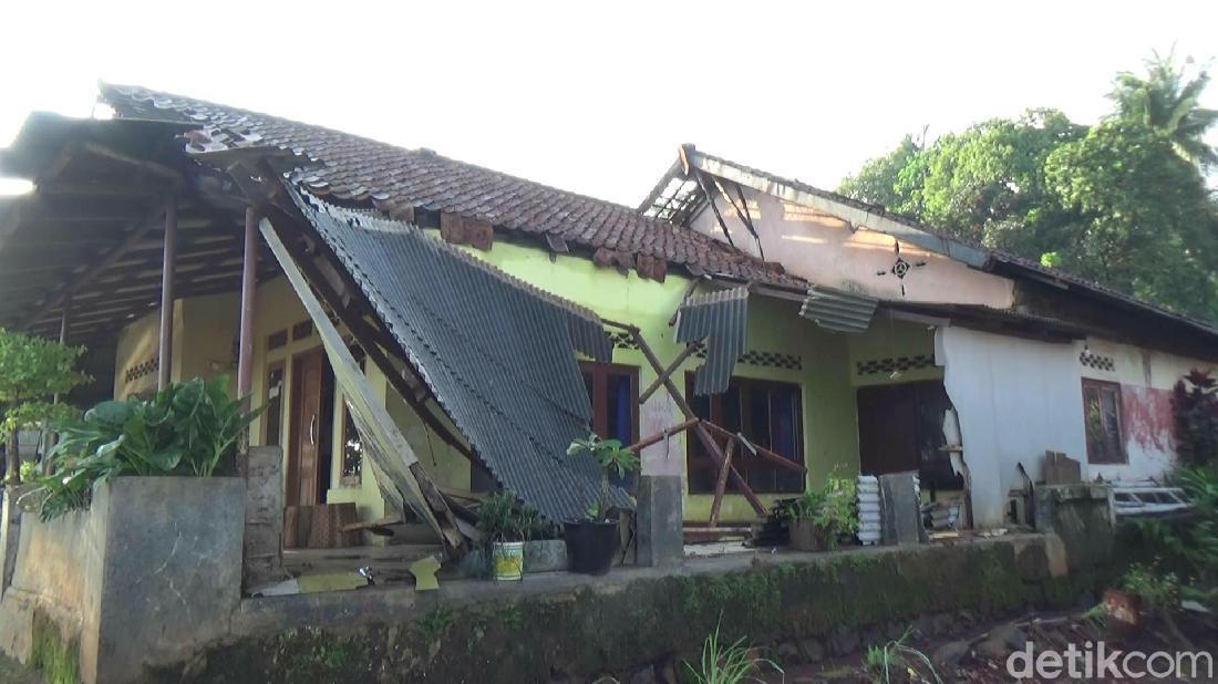 Puluhan Rumah Di Purwakarta Rusak Diterjang Angin Puting Beliung