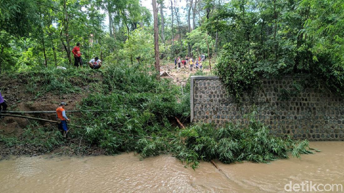 Dua Tanggul Jebol Sebabkan Banjir Di Ponorogo, Warga Mulai Kerja Bakti