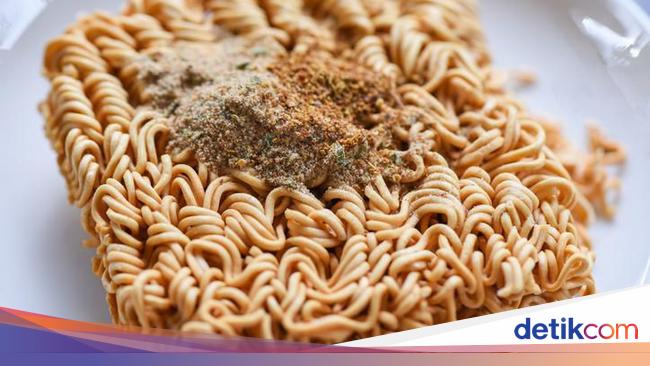 Bahaya! Bocah Ini Tewas Usai Makan 3 Bungkus Mie Instan Mentah