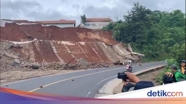 Detik Detik Tebing Longsor Di Garut Nyaris Timpa Kendaraan