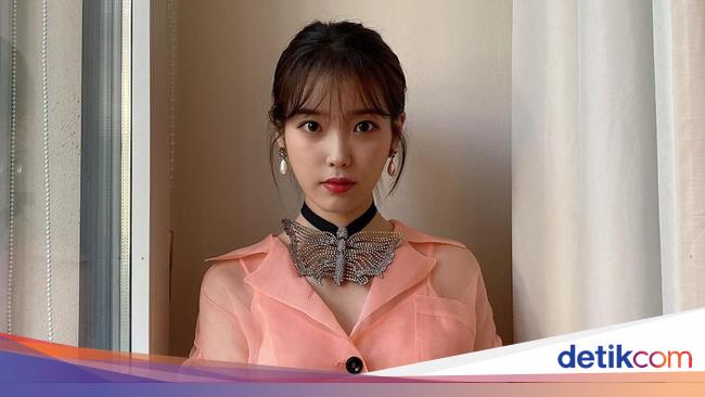 8 Inspirasi Gaya Idol Kpop yang Tren di 2022 Rose 8 Inspirasi Gaya Idol Kpop yang Tren di 2022 Rose