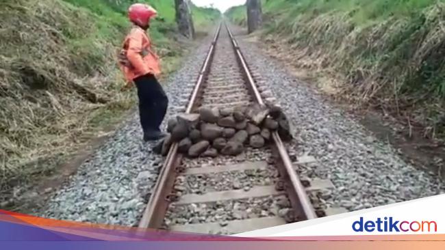 Viral Tumpukan Batu Besar Di Tengah Rel Pt Kai Yang Numpuk Orang Dewasa 1929