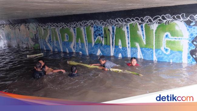 Banjir Di Karawang Underpass Gonggo Jadi Kolam Renang Dadakan