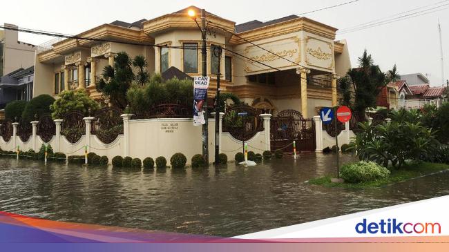 Banjir Rendam Komplek Mewah Grand  Galaxy  Bekasi 