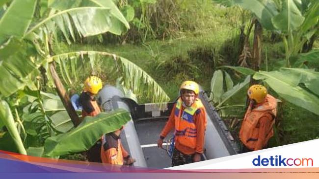 Tim SAR Sisir Sungai Brantas Cari 4 Korban Perahu Terbalik yang Hilang - Detiknews