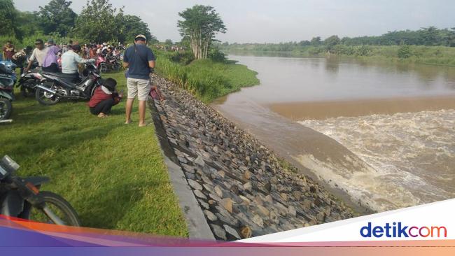 Perahu Penyeberangan Sungai Brantas Di Jombang Terbalik 4 Orang Hilang