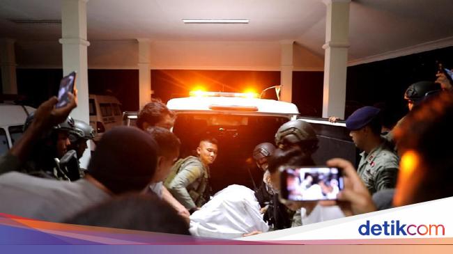 Jenazah Anggota Brimob yang Gugur di Papua Diterbangkan ke Jakarta - detikNews