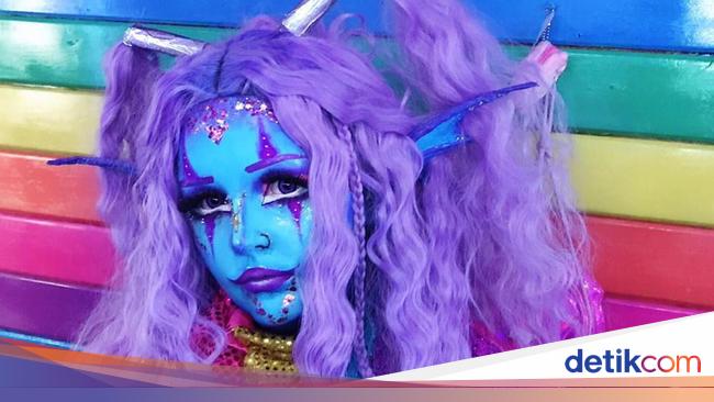 Foto Penampilan Wanita dengan Kulit Biru Obsesinya Foto Penampilan Wanita dengan Kulit Biru Obsesinya