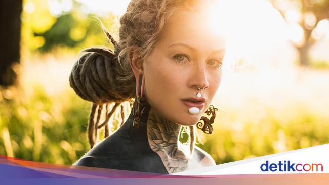 Penampilan Wanita Berbola Mata  Ungu yang Mentato  Hampir  Penampilan Wanita Berbola Mata  Ungu yang Mentato  Hampir