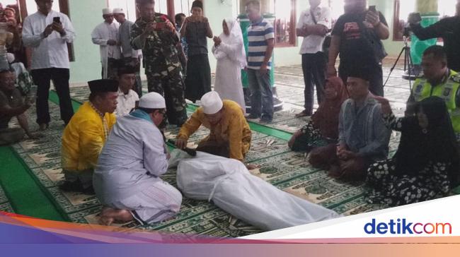 Ketika Pasutri Ini Lakukan Sumpah Pocong Untuk Buktikan Mereka Tak Bohong Ketika Pasutri Ini Lakukan Sumpah Pocong Untuk Buktikan Mereka Tak Bohong