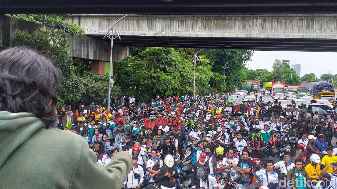 Buruh Dan Mahasiswa Bersatu Orasi Tolak Omnibus Law Di Bundaran Waru